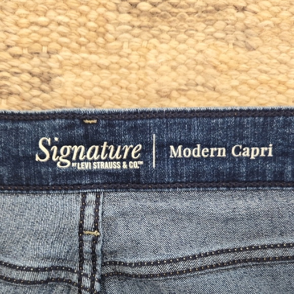 Signature by Levi Strauss Women's Blue Cropped Jeans - Picture 2 of 4